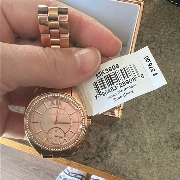 Michael Kors Metallic Rose Gold watch with bracelet display picture 1